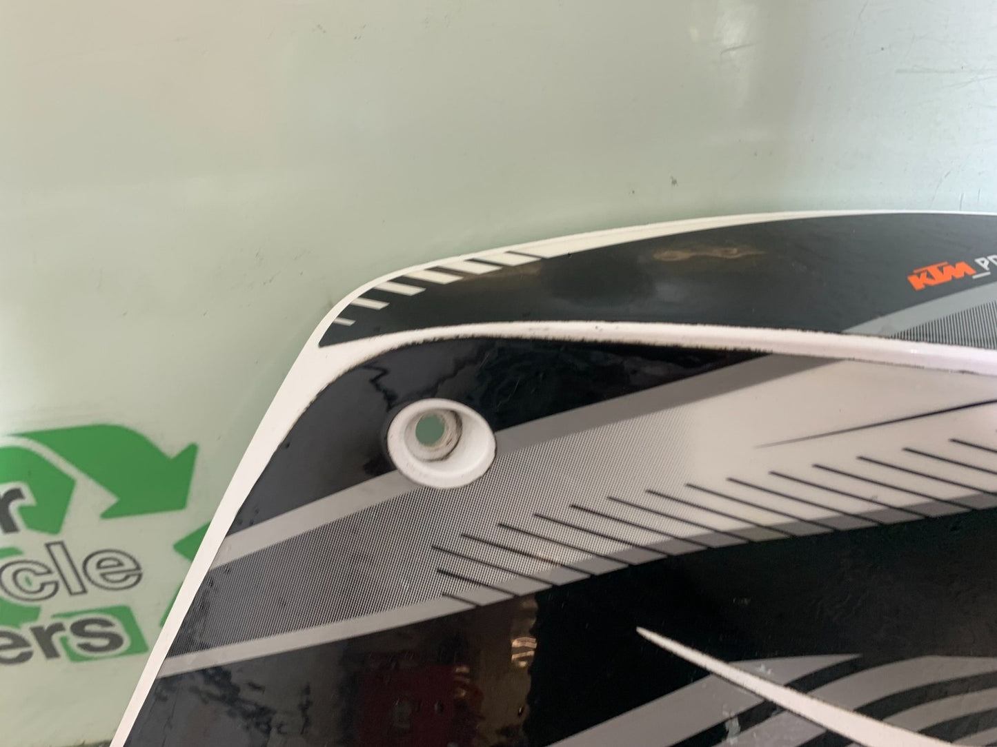 KTM 690 DUKE R LC4 RIGHT TANK PANEL YEAR 2012-2015  (CMB1180)