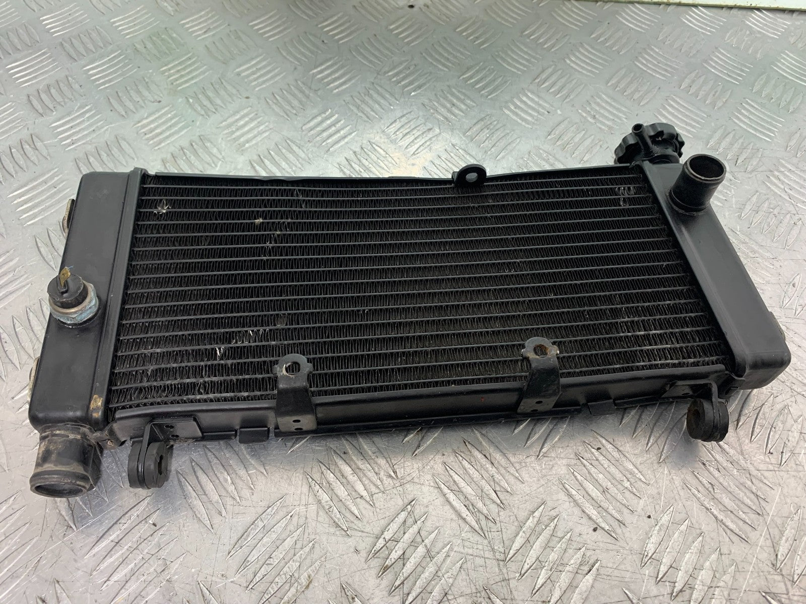 HONDA CB600 CB 600 HORNET RADIATOR   YEAR 1998-2002 (CMB1297)