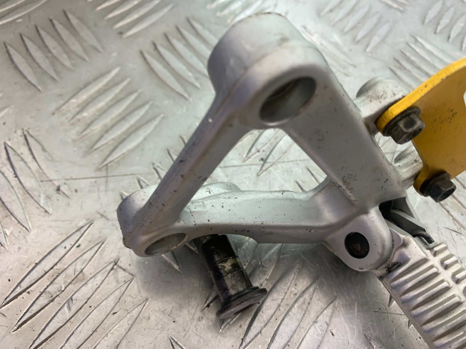 DUCATI 996 SPS 748 916 998  FRONT LEFT HANGER AND PEG 1999-2000 (CMB1209)