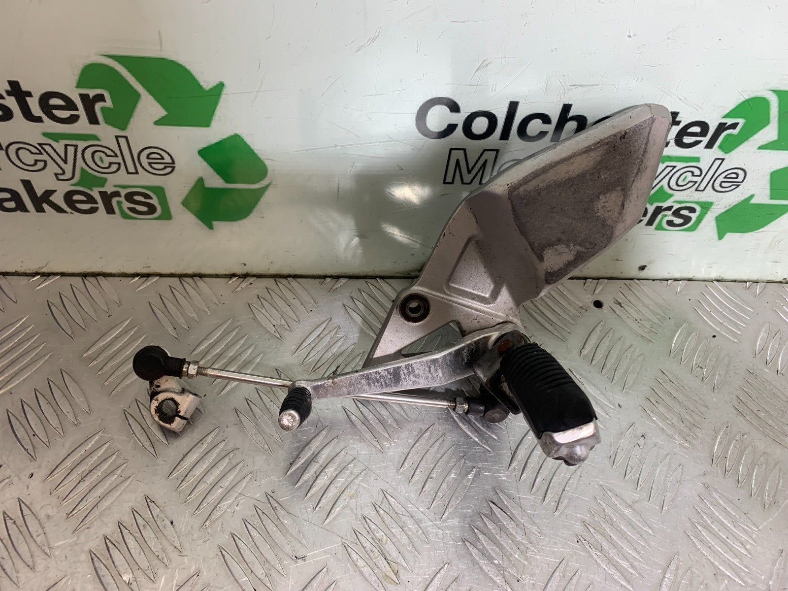 SUZUKI RF900 RF 900 FRONT LEFT HANGER YEAR 1994-1999 CMB1326