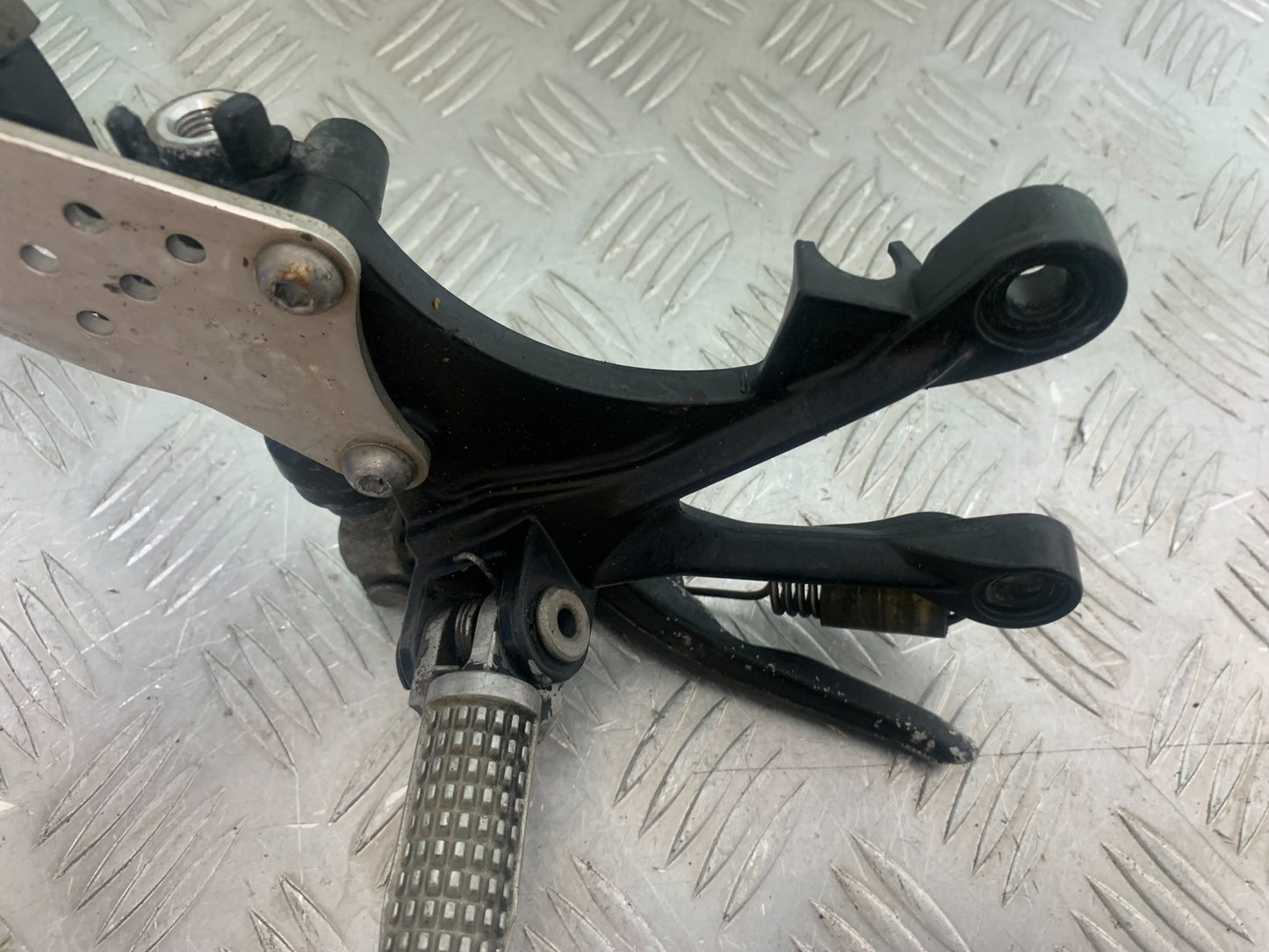 KAWASAKI ZX6R ZX6 R P7F P8F FRONT RIGHT HANGER  YEAR 2007-08 (CMB1165)