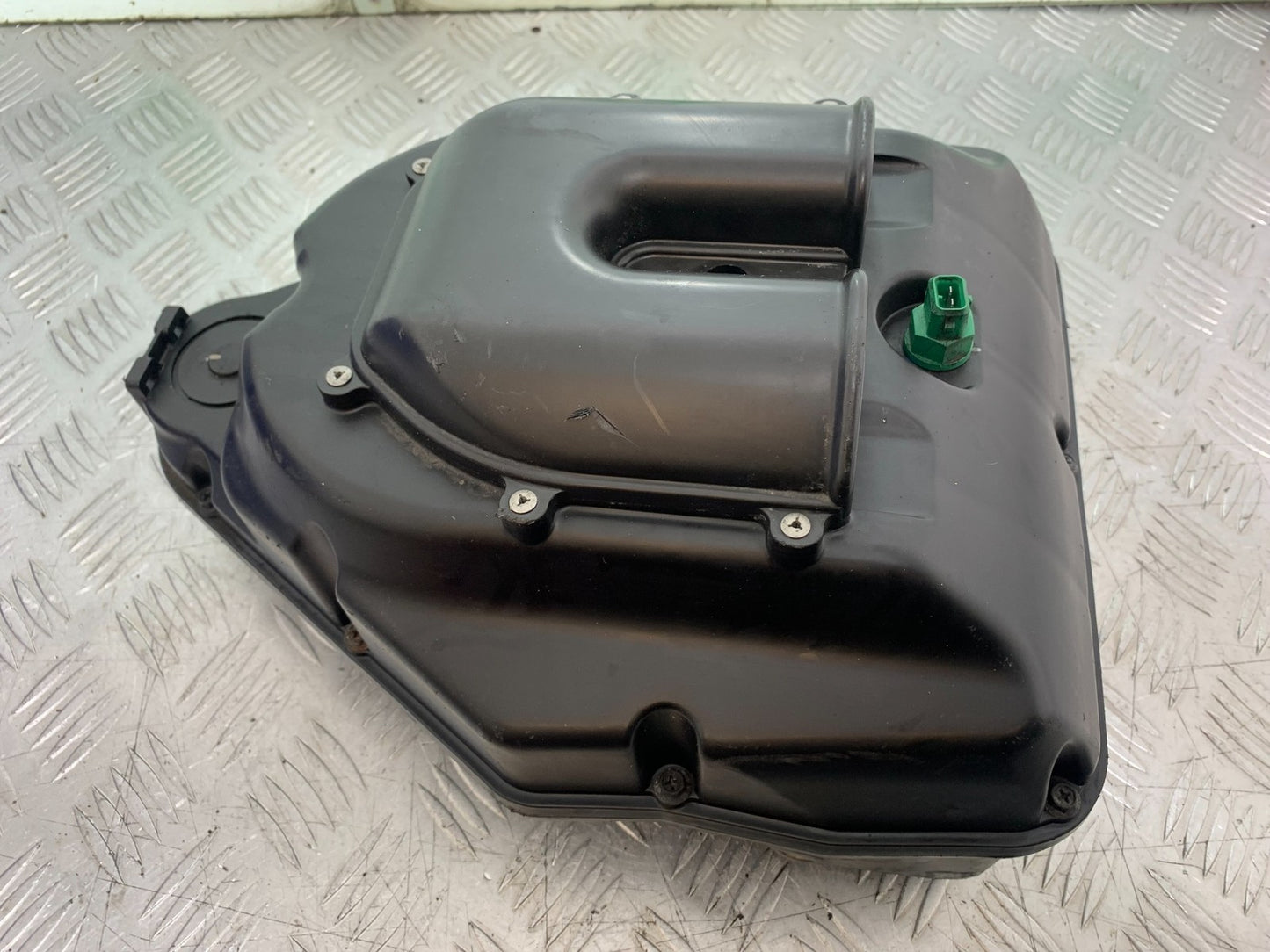 TRIUMPH 955i DAYTONA AIRBOX   YEAR 2002-2006 (CMB1229)