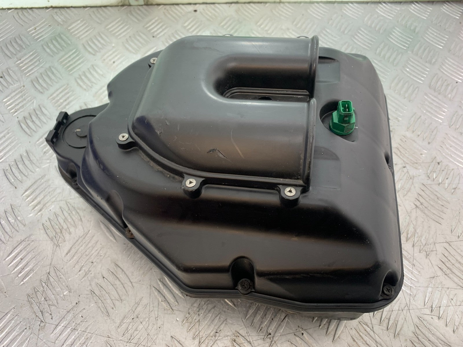 TRIUMPH 955i DAYTONA AIRBOX   YEAR 2002-2006 (CMB1229)