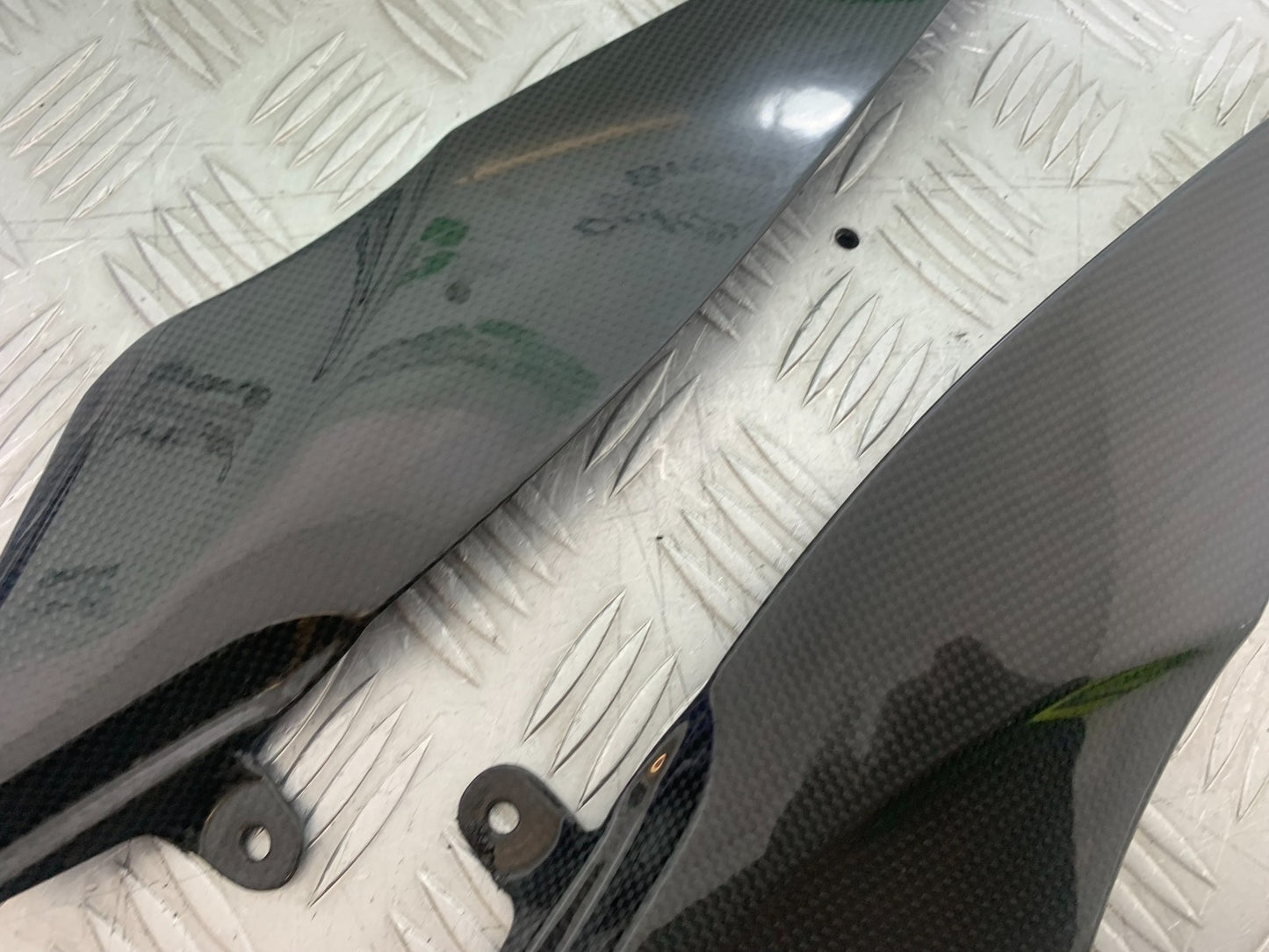 YAMAHA YZF R1 4C8 LEFT & RIGHT CARBON SIDE TRIM YEAR 2007-2008 (CMB1237)