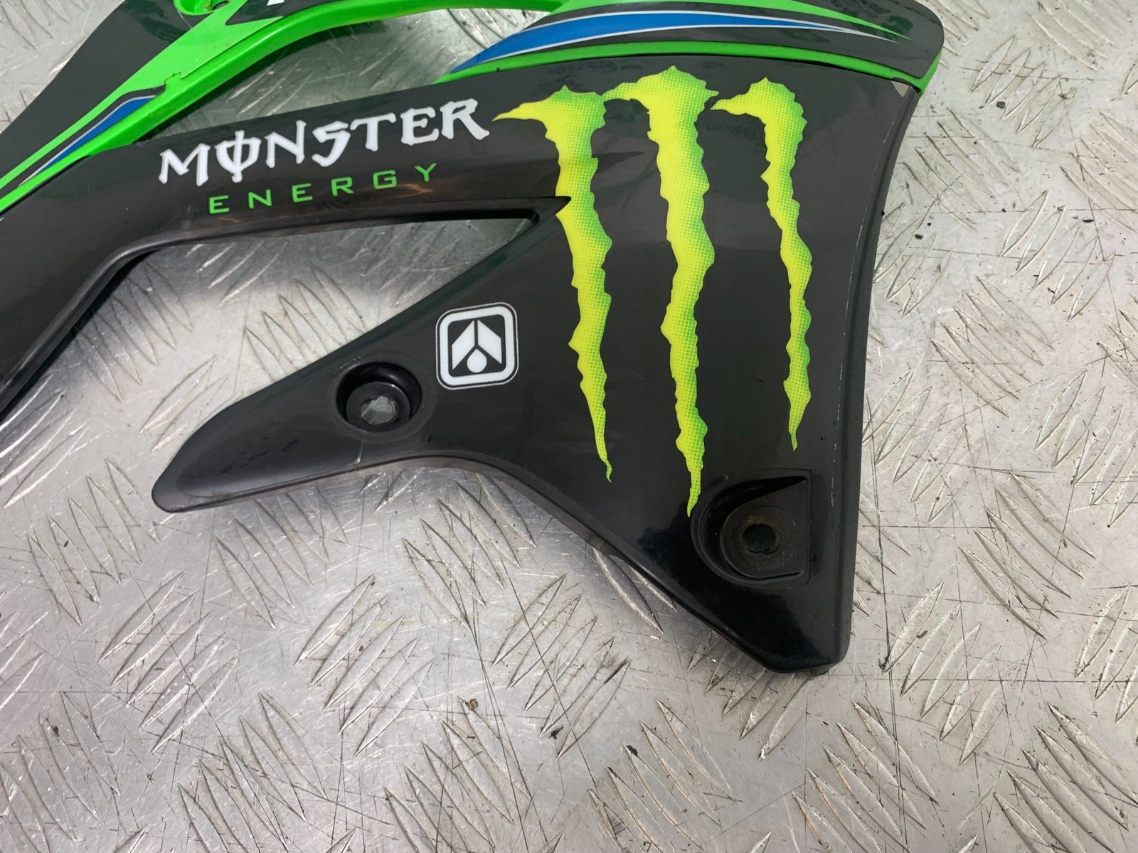 KAWASAKI KXF450 KXF 450 RIGHT RADIATOR COWL   YEAR 2013 CMB1217)