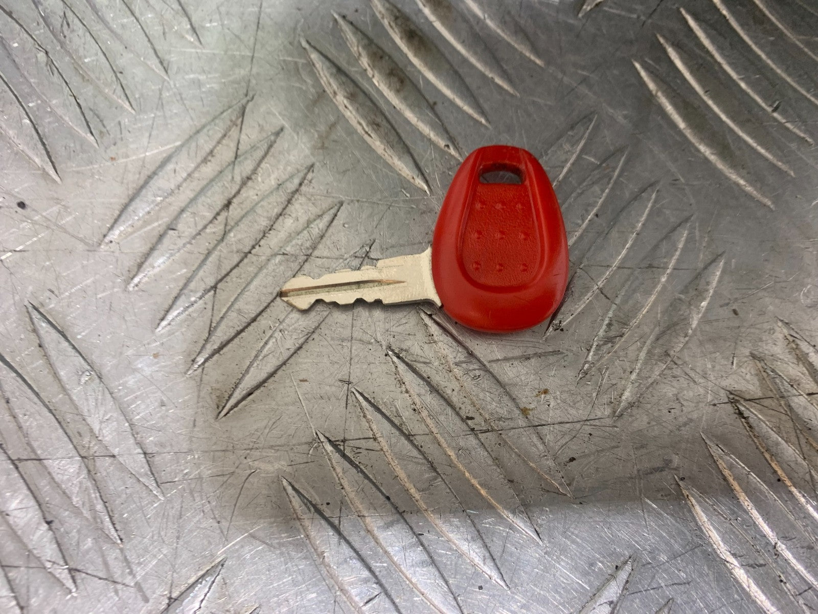 HONDA CBF125 CBF 125 GENUINE HONDA TOP BOX RACK KEY   YEAR 2009-14  (CMB1172)
