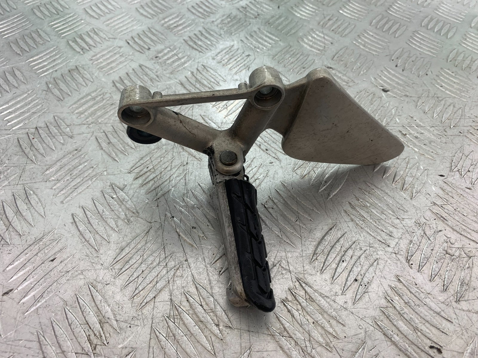 HONDA CBR1100 BLACKBIRD FRONT LEFT HANGER YEAR 1999-2005 (CMB1232)