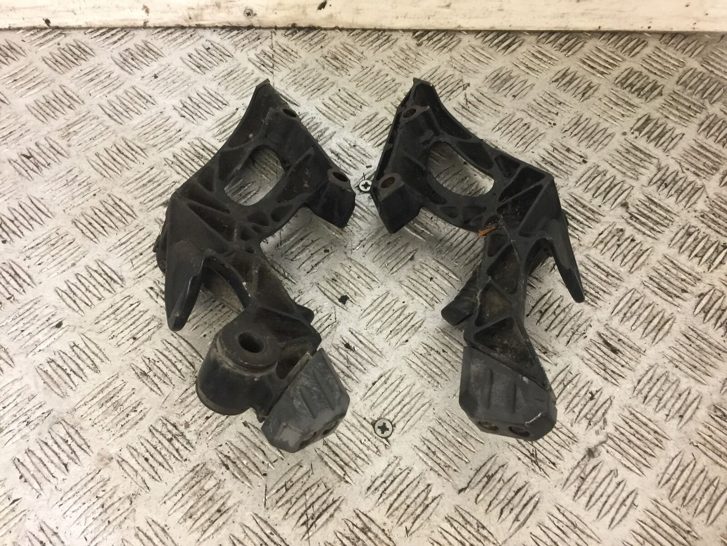 KAWASAKI GTR1400 GTR 1400 REAR HANGERS AND PEGS  YEAR 2010 (STOCK 716)