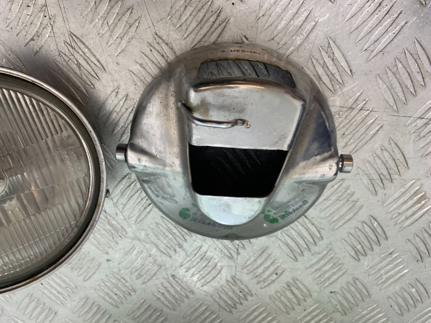 HONDA VT700 VT 700 SHADOW HEADLIGHT AND BACKING  YEAR 1984-85 (CMB1328)