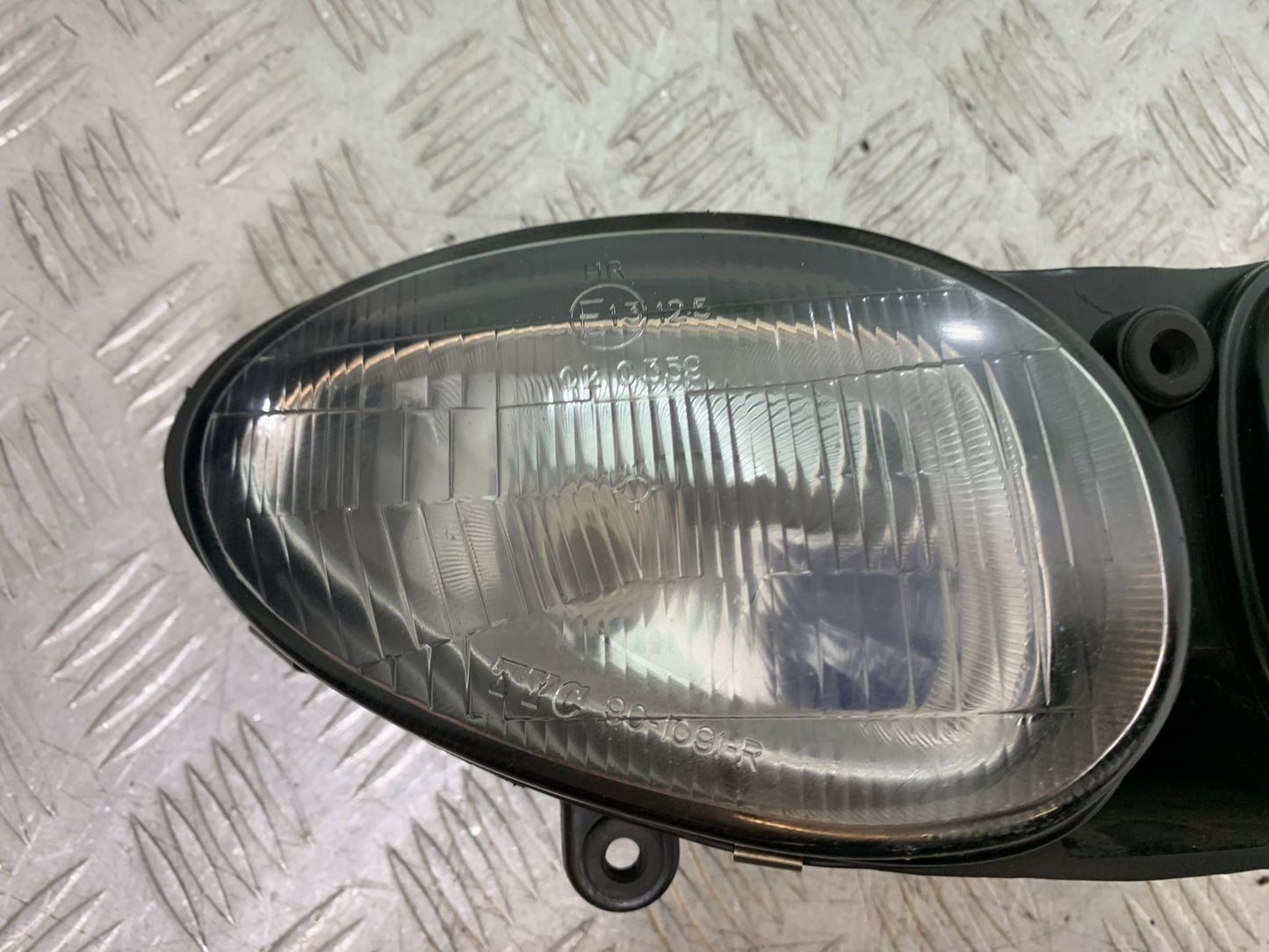 TRIUMPH 955I SPRINT RS HEADLIGHT YEAR 1999-03 (CMB1313)
