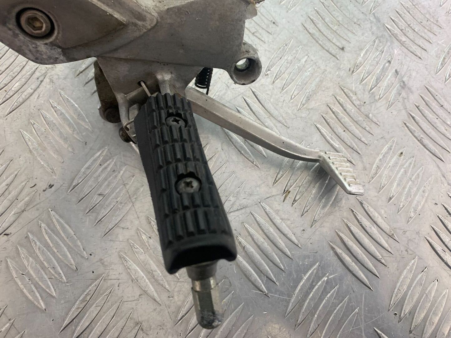 TRIUMPH 955i SPRINT ST FRONT RIGHT HANGER  YEAR 1999-2004 (CMB1124)