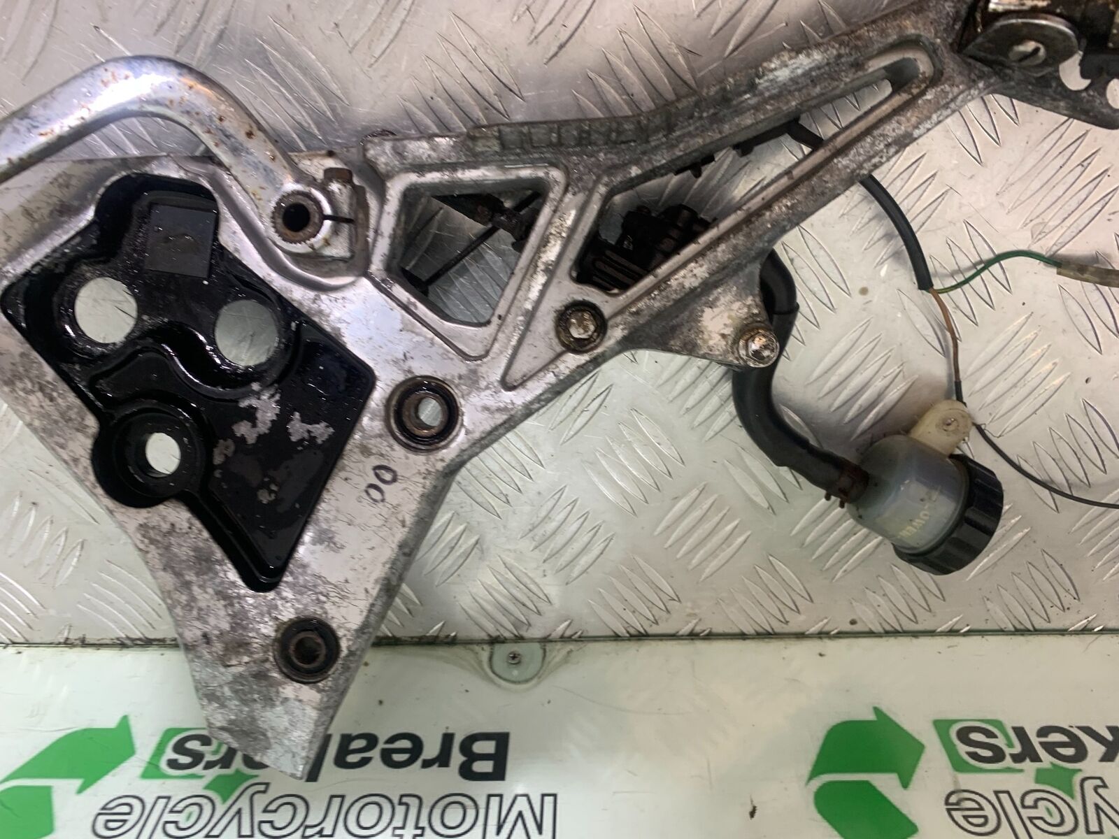 YAMAHA FJ1100 FJ 1100 RIGHT HANGER   YEAR 1984-1985 (CMB1101)