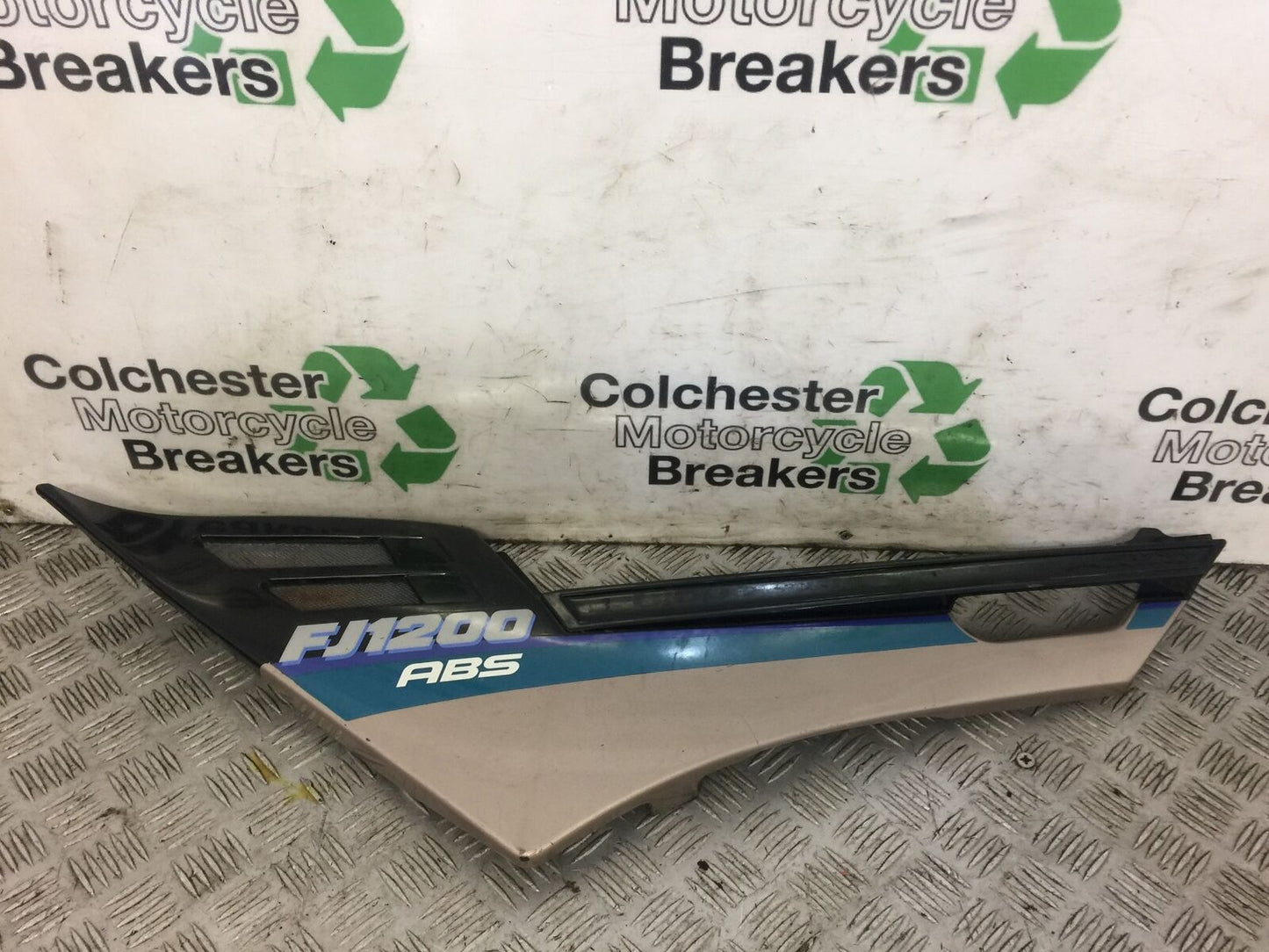 YAMAHA FJ1200 FJ 1200 3XW LEFT SEAT SIDE PANEL  YEAR 1991 (STOCK 482)