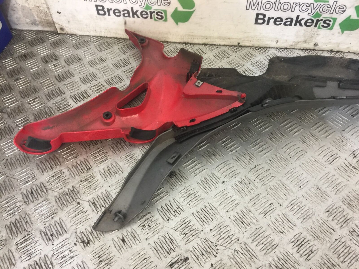 SUZUKI SFV650 SFV 650 GLADIUS LEFT SEAT PANEL  2009-15 (STOCK 709)