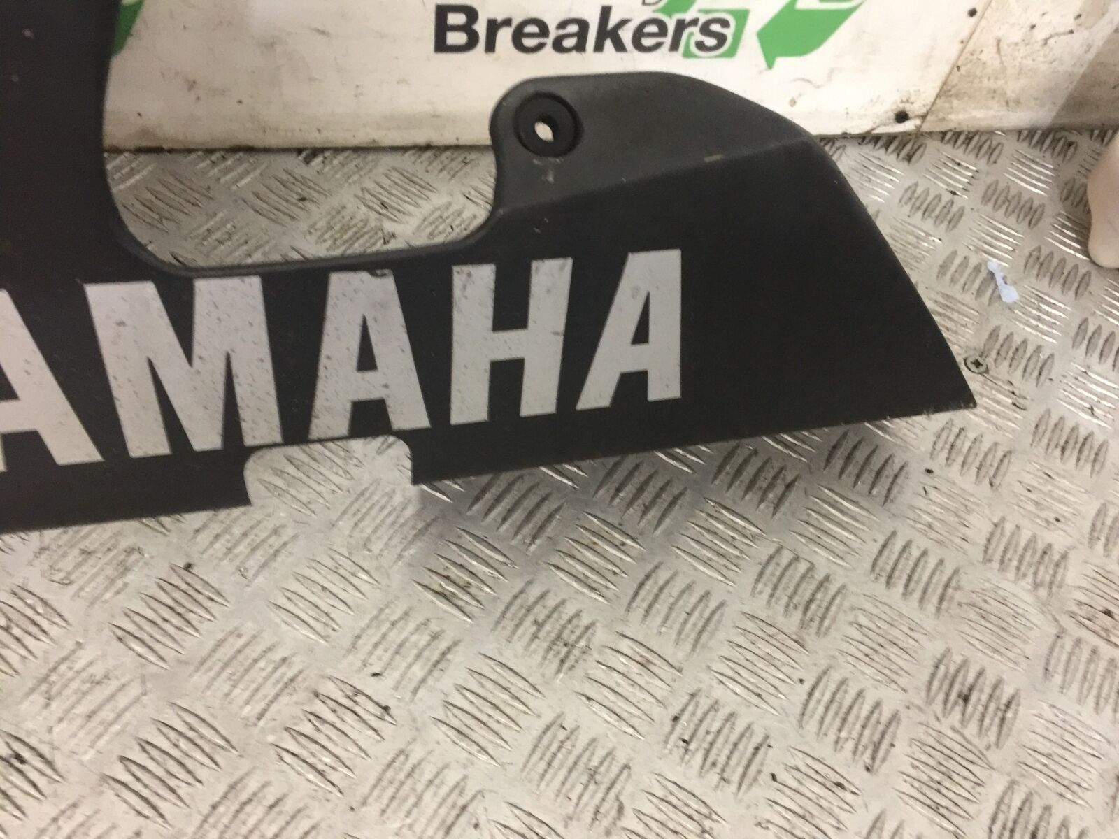 YAMAHA R6 5EB LEFT LOWER FAIRING YEAR 1999-2002 (STOCK 757)