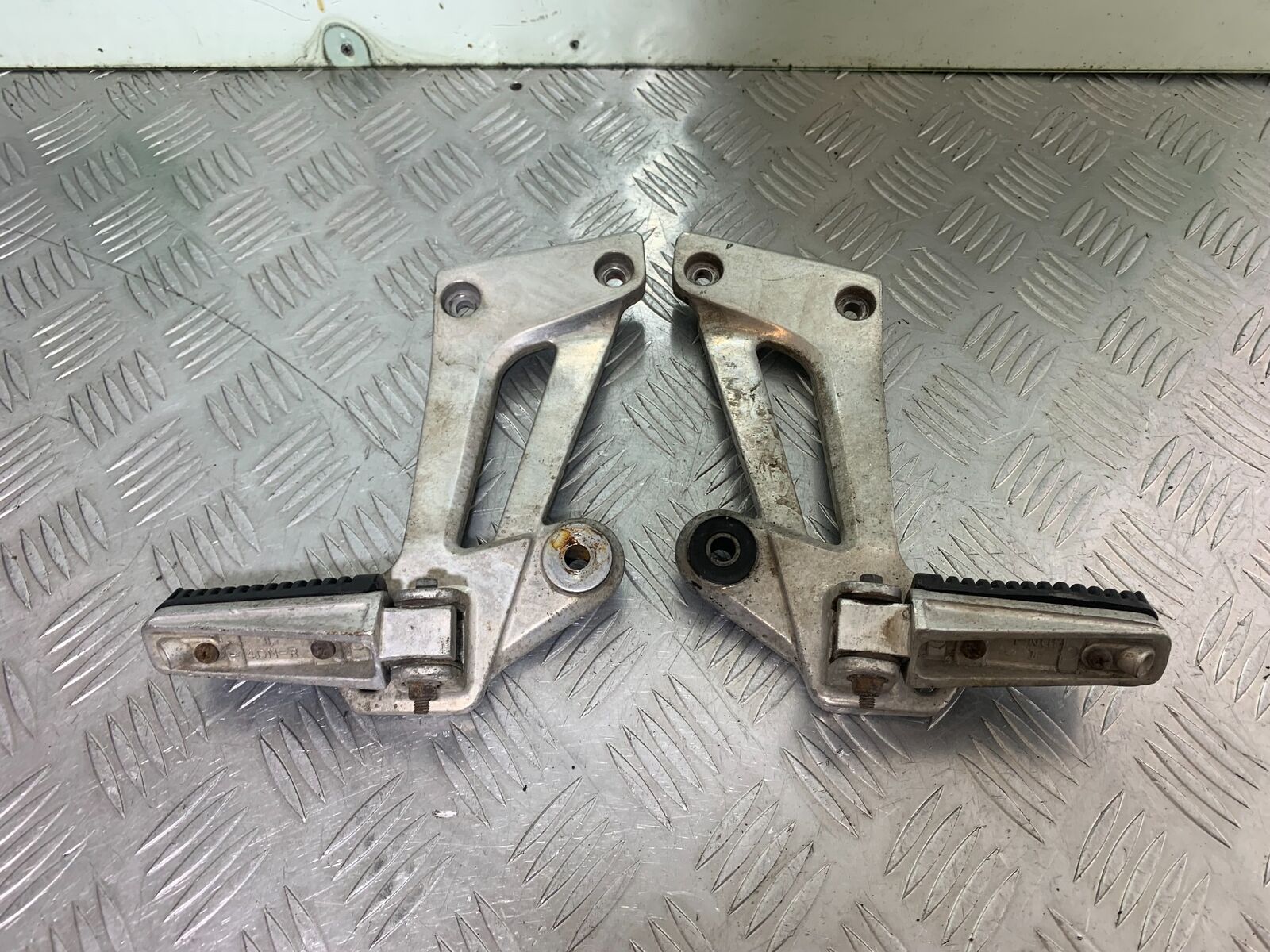 YAMAHA XJR1300 XJR 1300 REAR HANGERS AND PEGS  YEAR  1999-2003 (CMB1119)