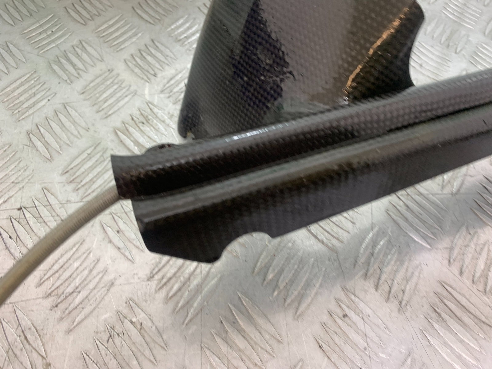 DUCATI 996 SPS 748 916 998 CARBON HUGGER (DAMAGED)  1999-2000 (CMB1209)