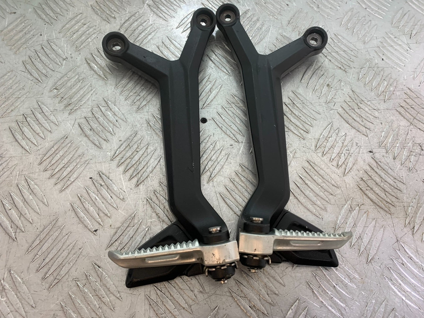 TRIUMPH TRIDENT 660 REAR HANGER SAND PEGS   YEAR 2021-2024 (CMB1295)