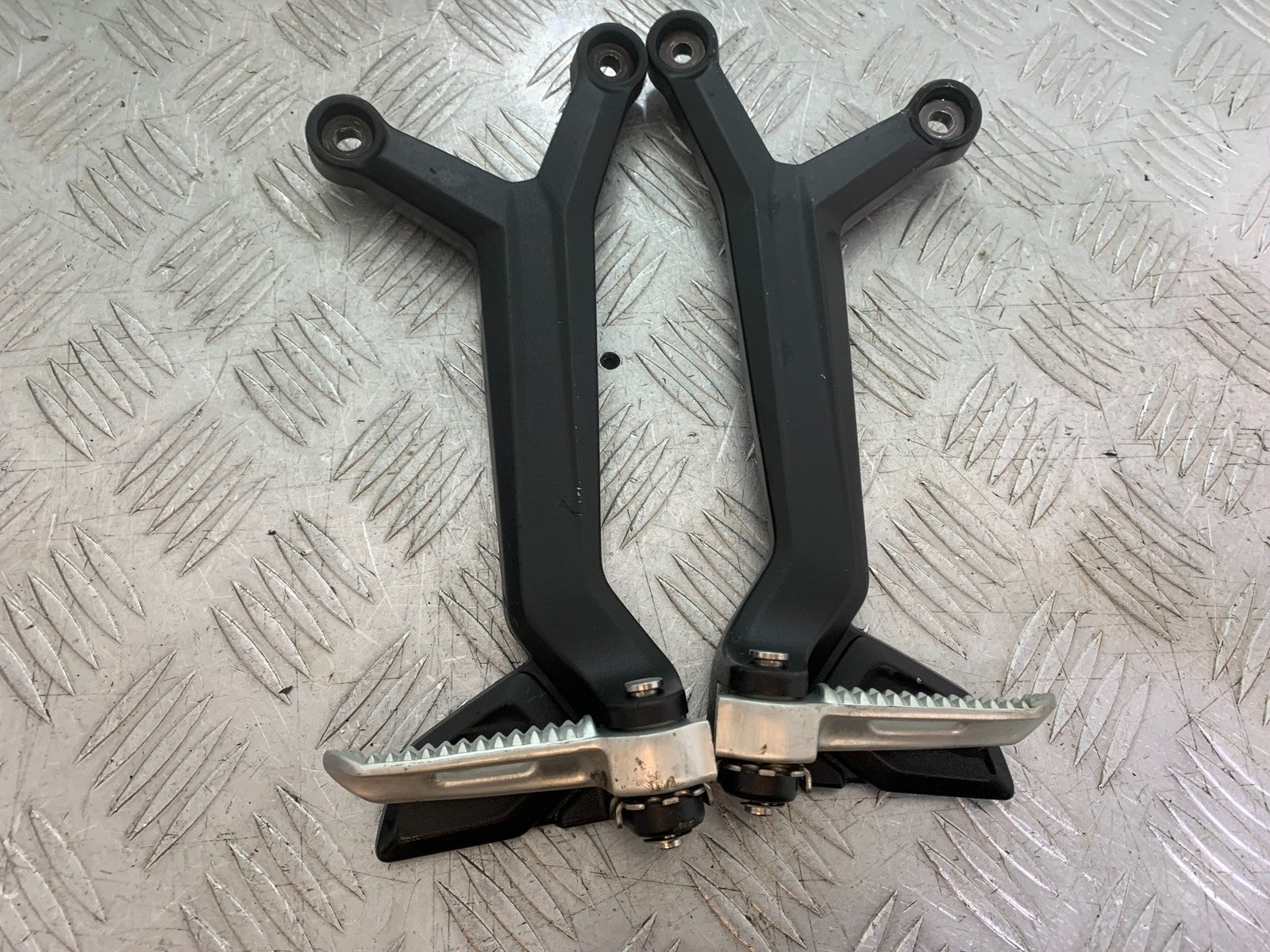 TRIUMPH TRIDENT 660 REAR HANGER SAND PEGS   YEAR 2021-2024 (CMB1295)