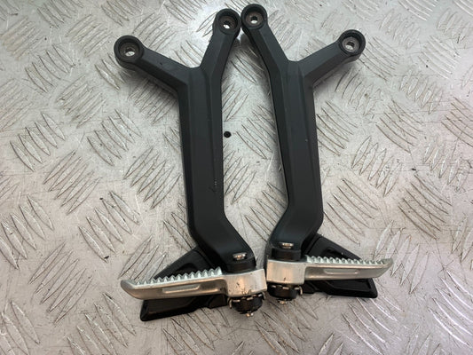 TRIUMPH TRIDENT 660 REAR HANGER SAND PEGS   YEAR 2021-2024 (CMB1295)