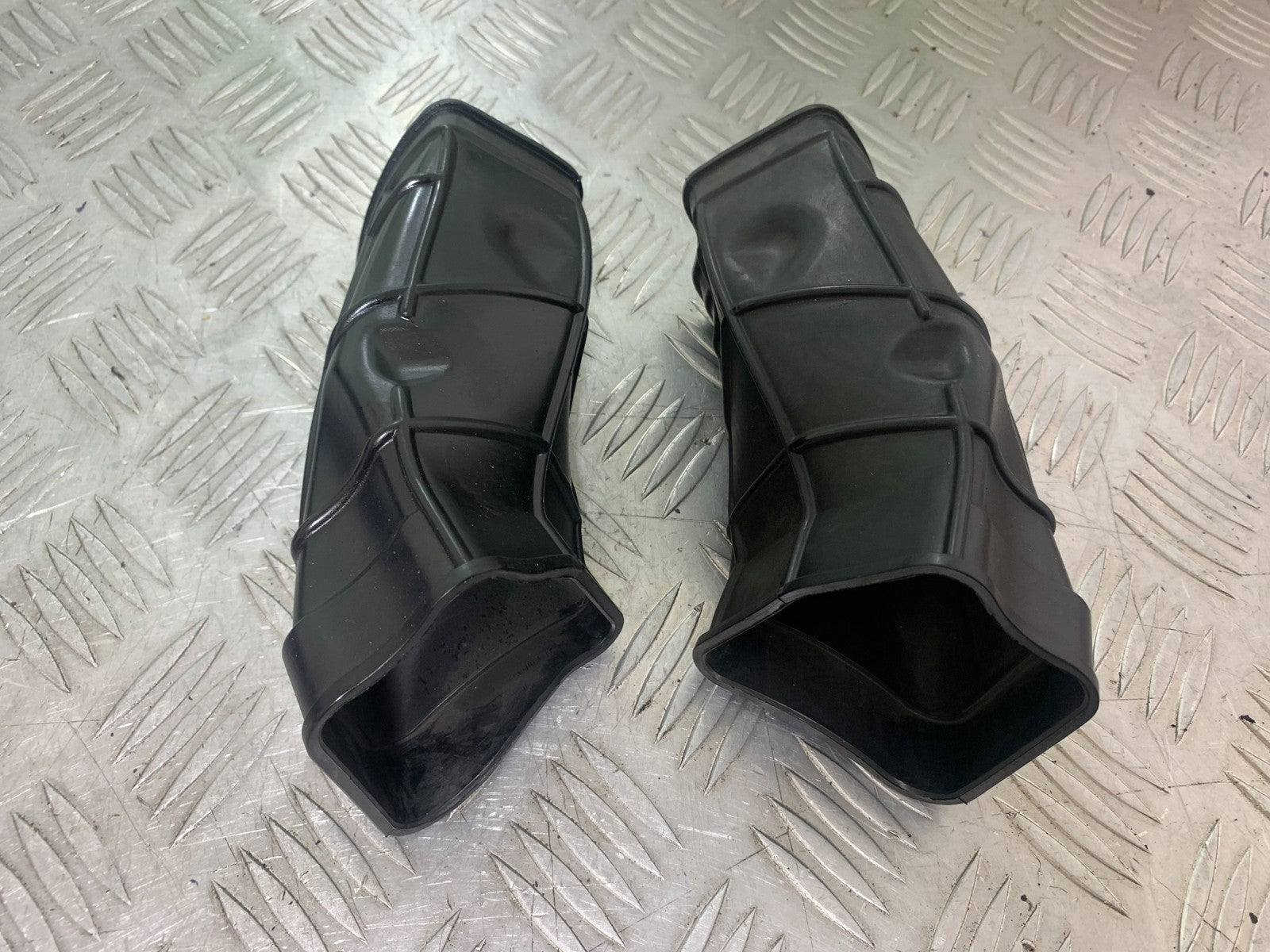 YAMAHA YZF R1 14 B BIG BANG LEFT & RIGHT AIR TUBE RUBBERS    2009-14 (CMB1175)