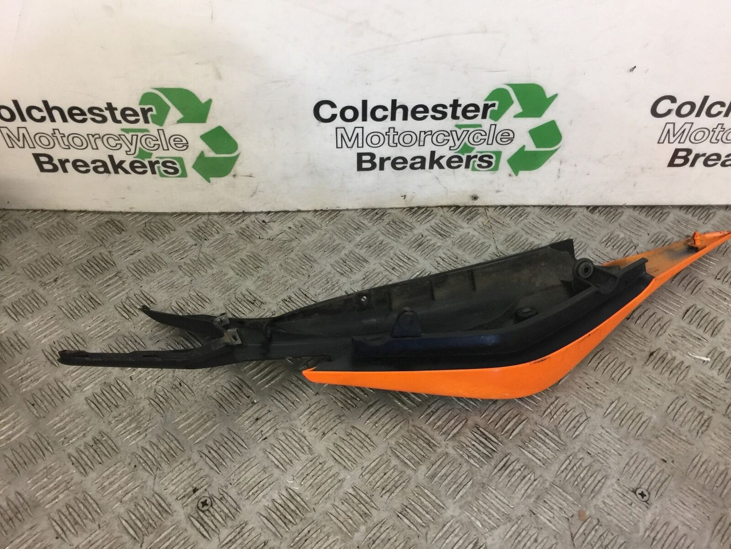 HONDA CBR125 CBR 125 RIGHT SEAT PANEL  YEAR 2011-2017 (STOCK 334)