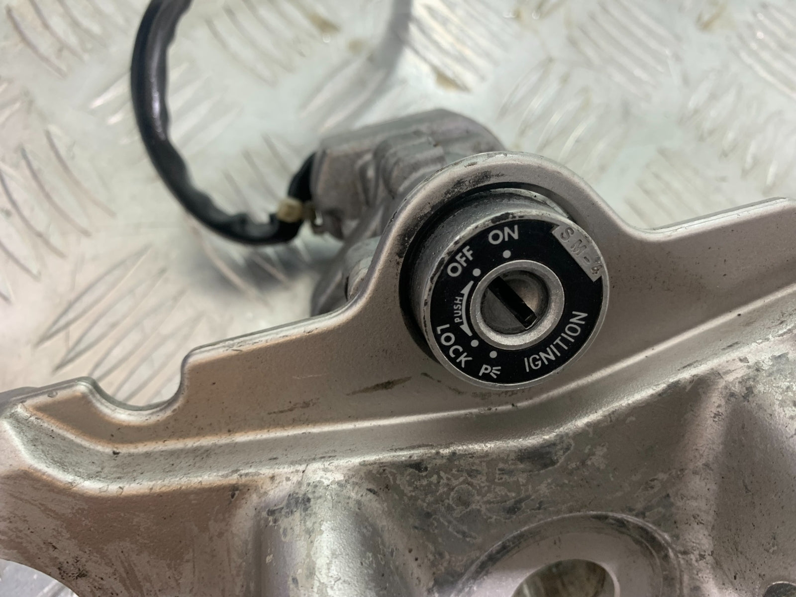 SUZUKI GSF600 GSF 600 BANDIT LOCKS AND KEY  YEAR 2001-2003 (CMB1157)