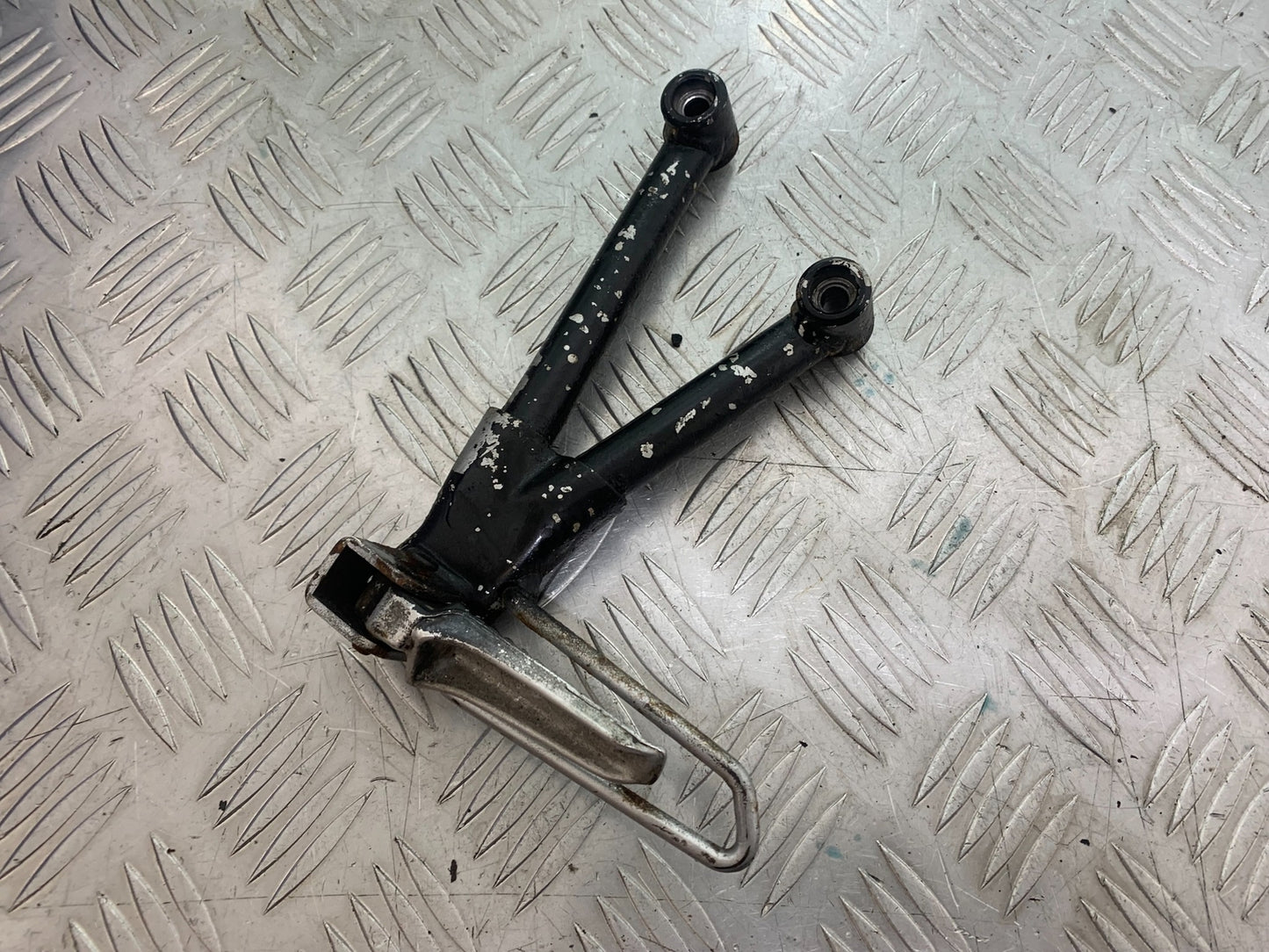 SUZUKI GSF600 GSF 600 BANDIT LEFT REAR HANGER   YEAR 2001-2003 (CMB1157)