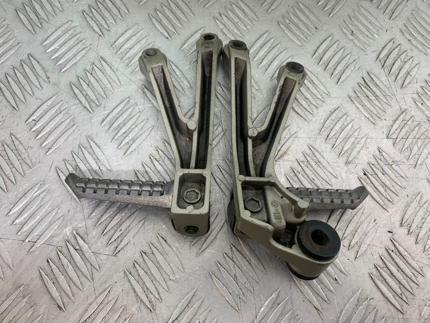 KAWASAKI ZX9R ZX9 R REAR HANGER AND PEGS YEAR 1998-1999 (CMB1329)