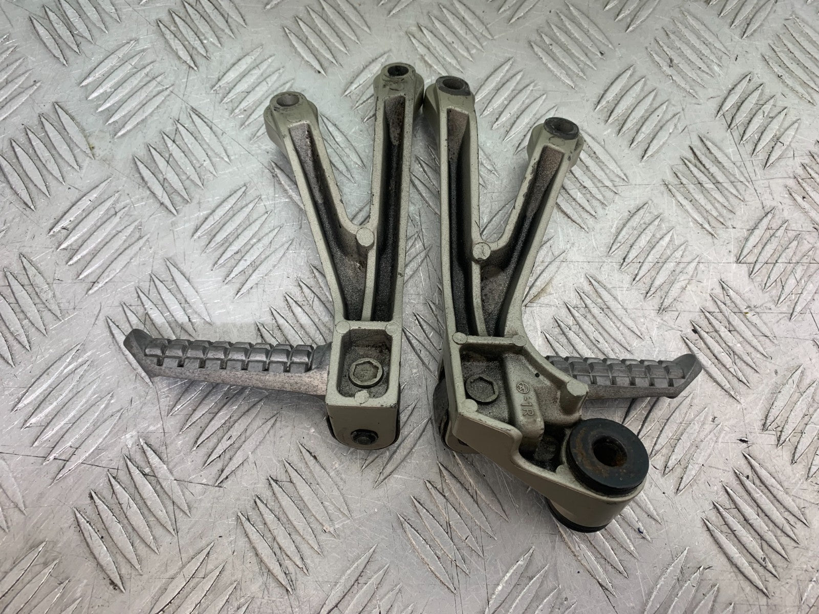 KAWASAKI ZX9R ZX9 R REAR HANGER AND PEGS YEAR 1998-1999 (CMB1329)