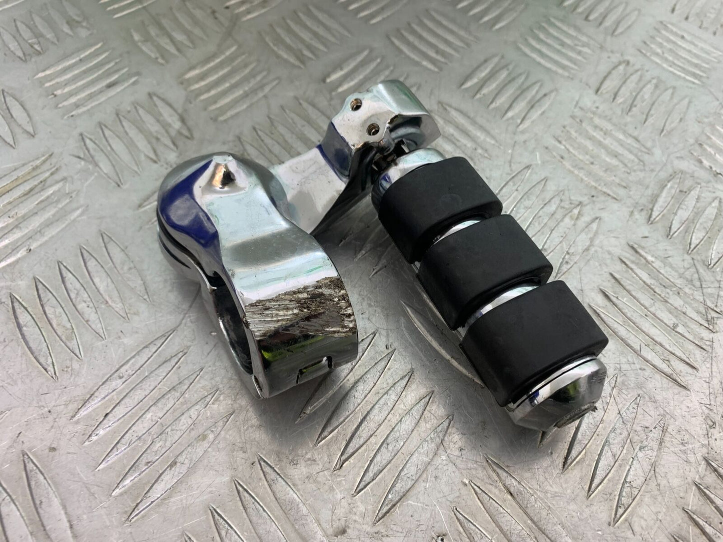 TRIUMPH THUNDERBIRD 1600 FOOTPEG AND BRACKET   YEAR 2011 (CMB1107)