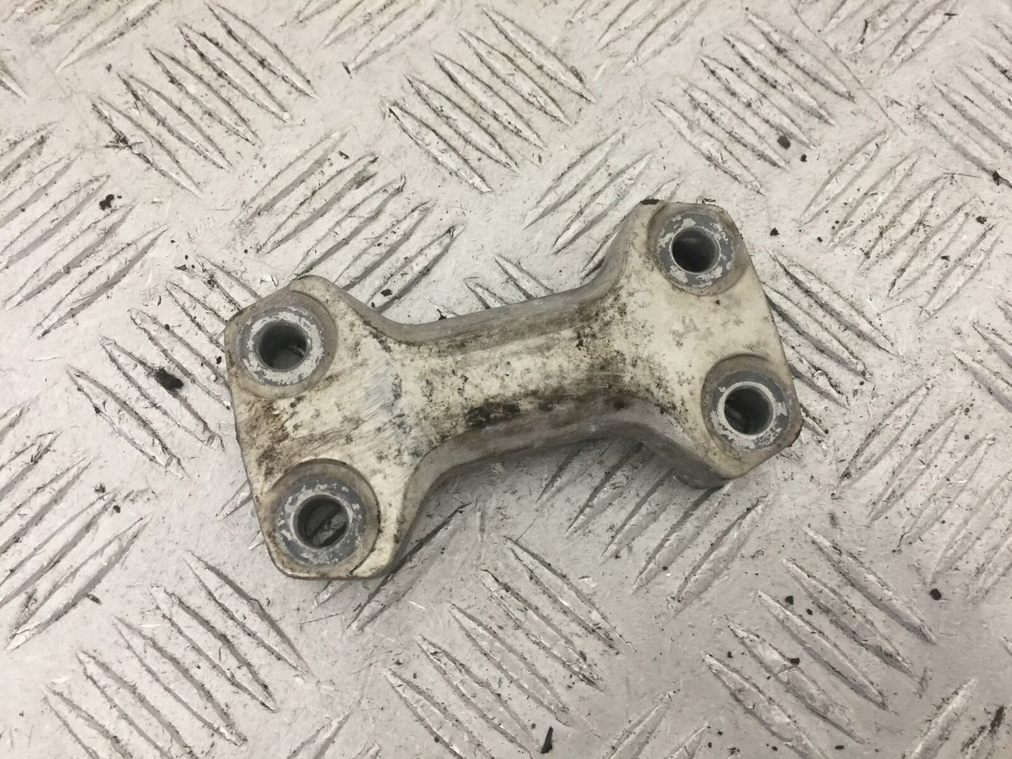 HONDA CB600 CB 600 HORNET HANDLEBAR CLAMP  YEAR 1999-02 (STOCK 865)