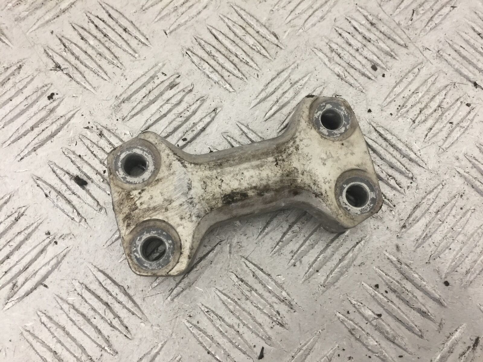 HONDA CB600 CB 600 HORNET HANDLEBAR CLAMP  YEAR 1999-02 (STOCK 865)