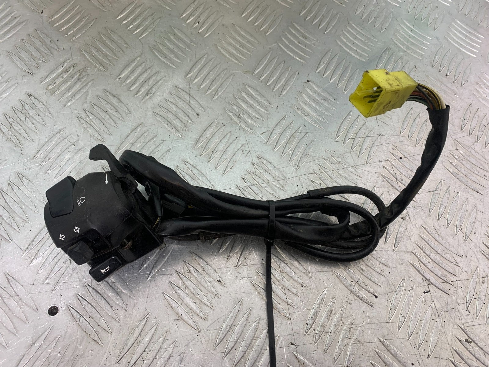 SUZUKI GSF600 GSF 600 BANDIT LEFT SWITCH GEAR   2000-2004 (CMB1269)