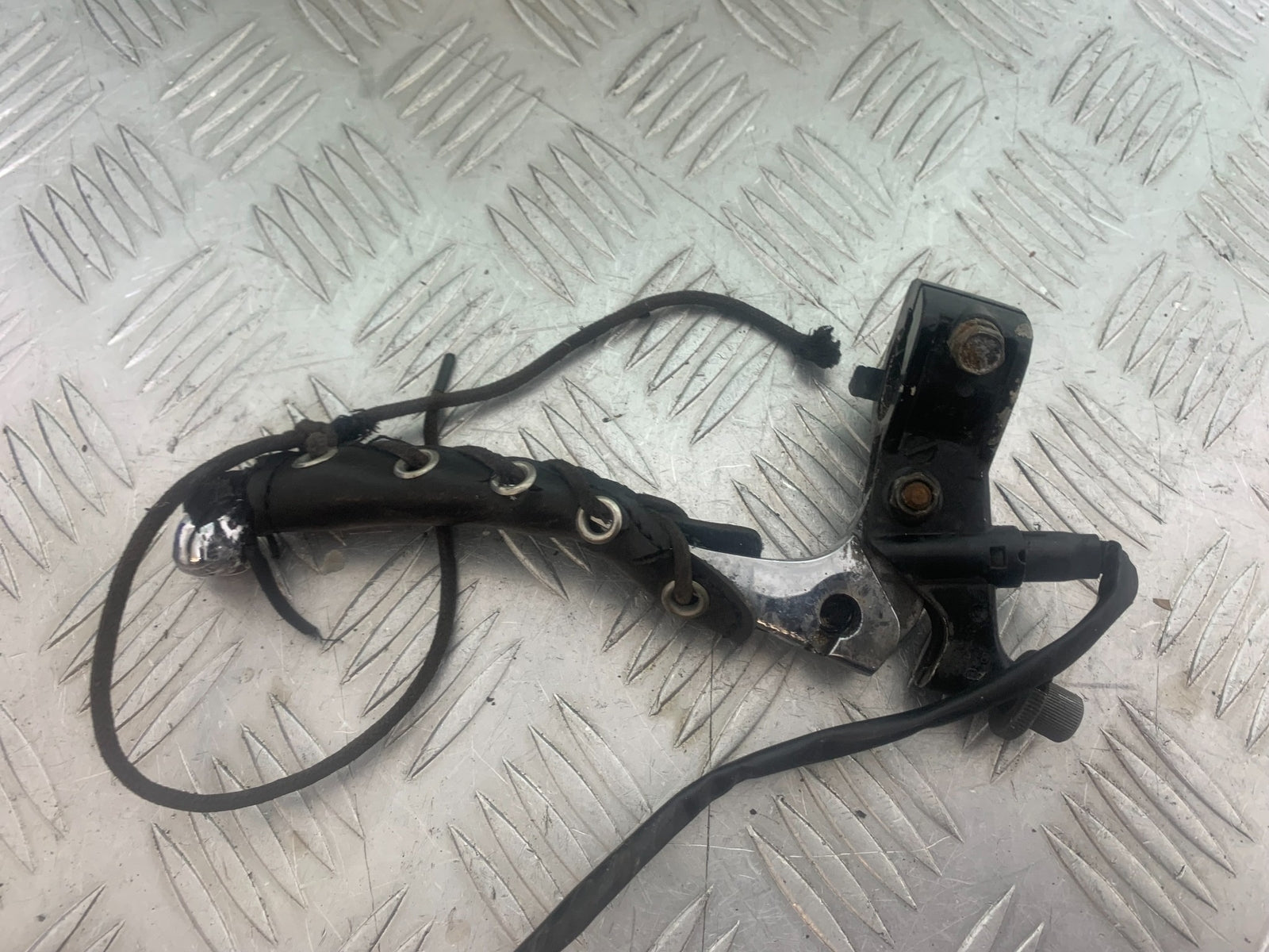 YAMAHA XV535 XV 535 VIRAGO CLUTCH LEVER AND BRACKET  YEAR 1994-02 (CMB1139)
