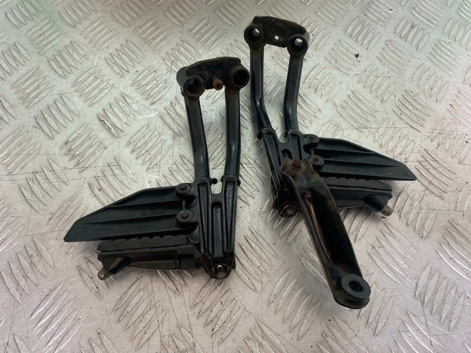 KTM DUKE 125 REAR HANGER AND PEGS   YEAR 2017-2022 (CMB1222)