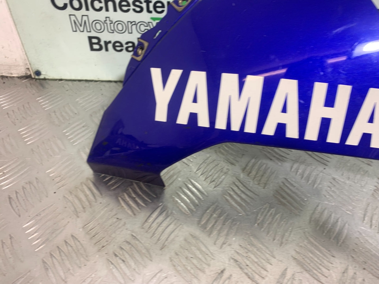 YAMAHA YZF R1 LEFT LOWER FAIRING PANEL   YEAR 2004-2006 (CMB1155)
