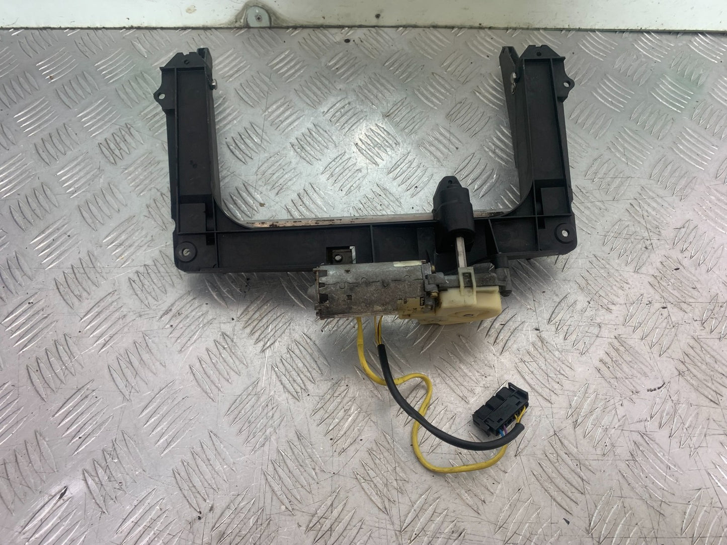 BMW K1200 K 1200 LT SCREEN MOTOR AND BRACKET    YEAR 1999-07 (CMB1271)