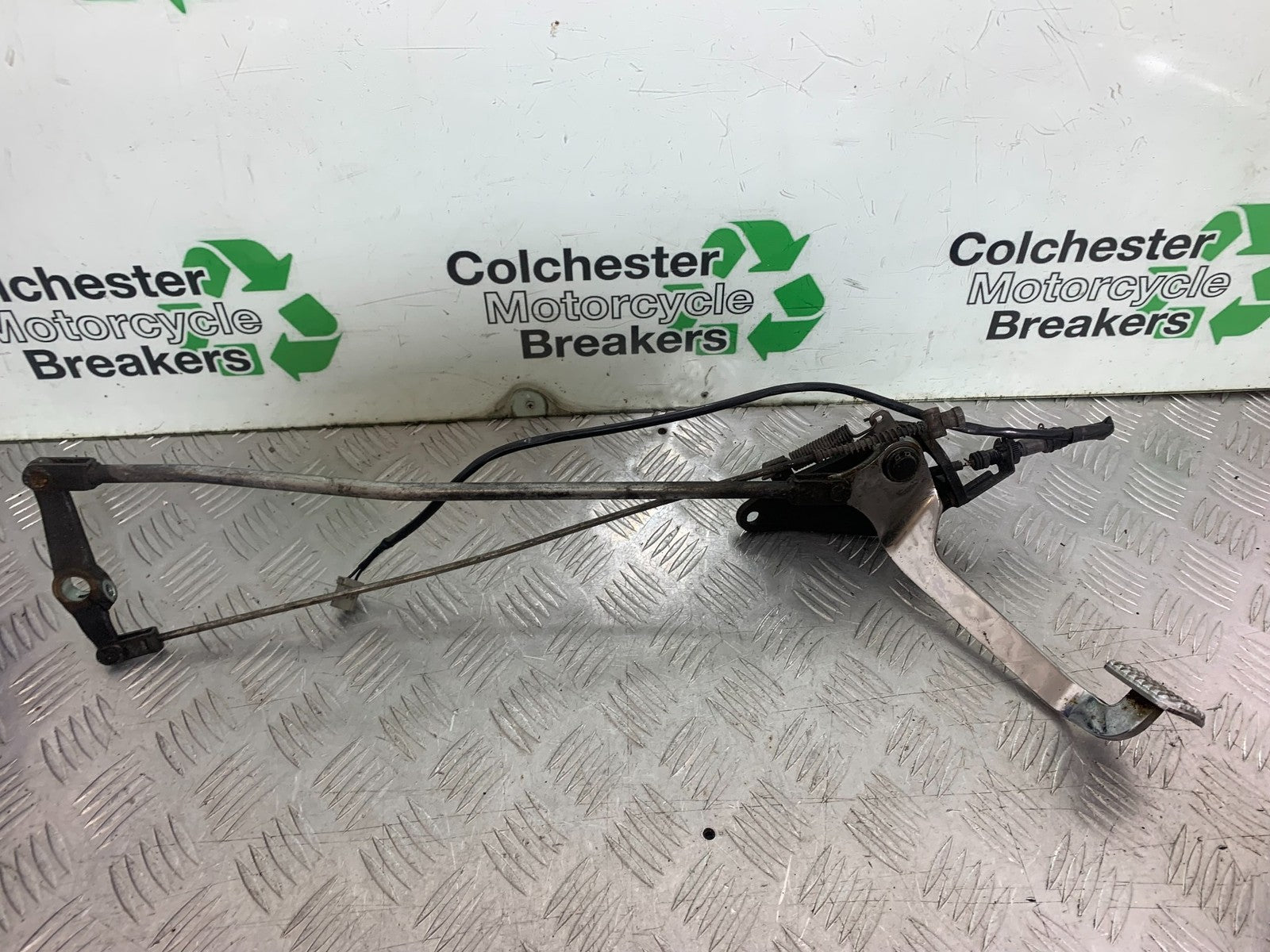 HONDA VT750 SHADOW FRONT RIGHT HANGER & PEDAL    YEAR 2003-2004 (CMB1265)