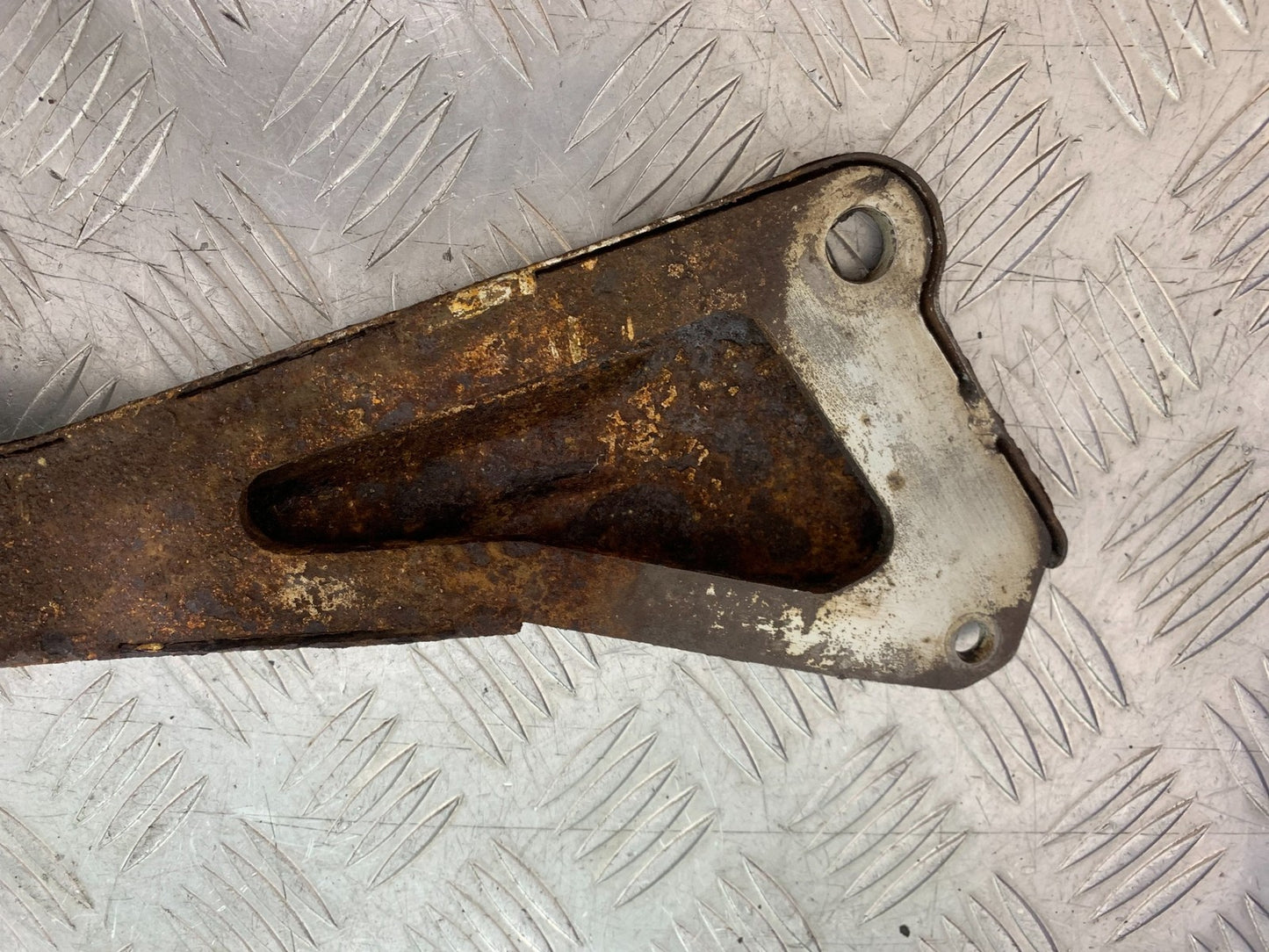 YAMAHA YBR125 CUSTOM FRONT LEFT HANGER   YEAR 2008-2016 (CMB1192)