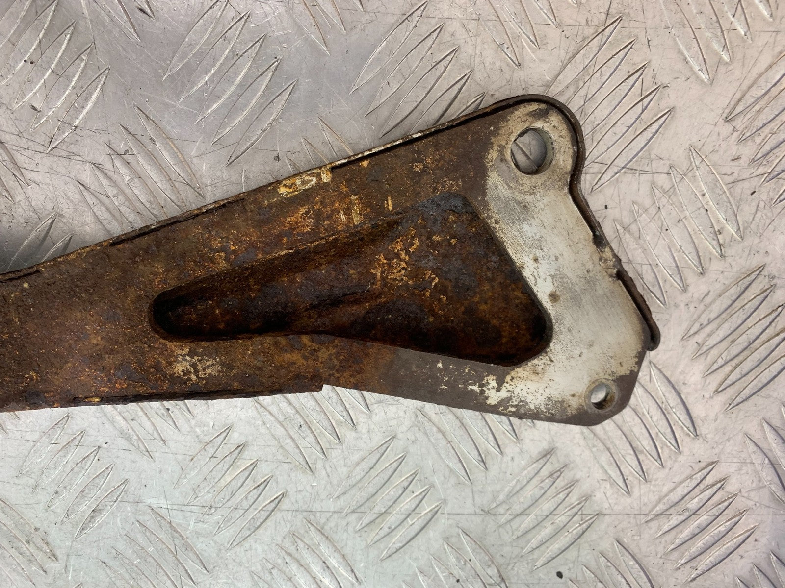 YAMAHA YBR125 CUSTOM FRONT LEFT HANGER   YEAR 2008-2016 (CMB1192)