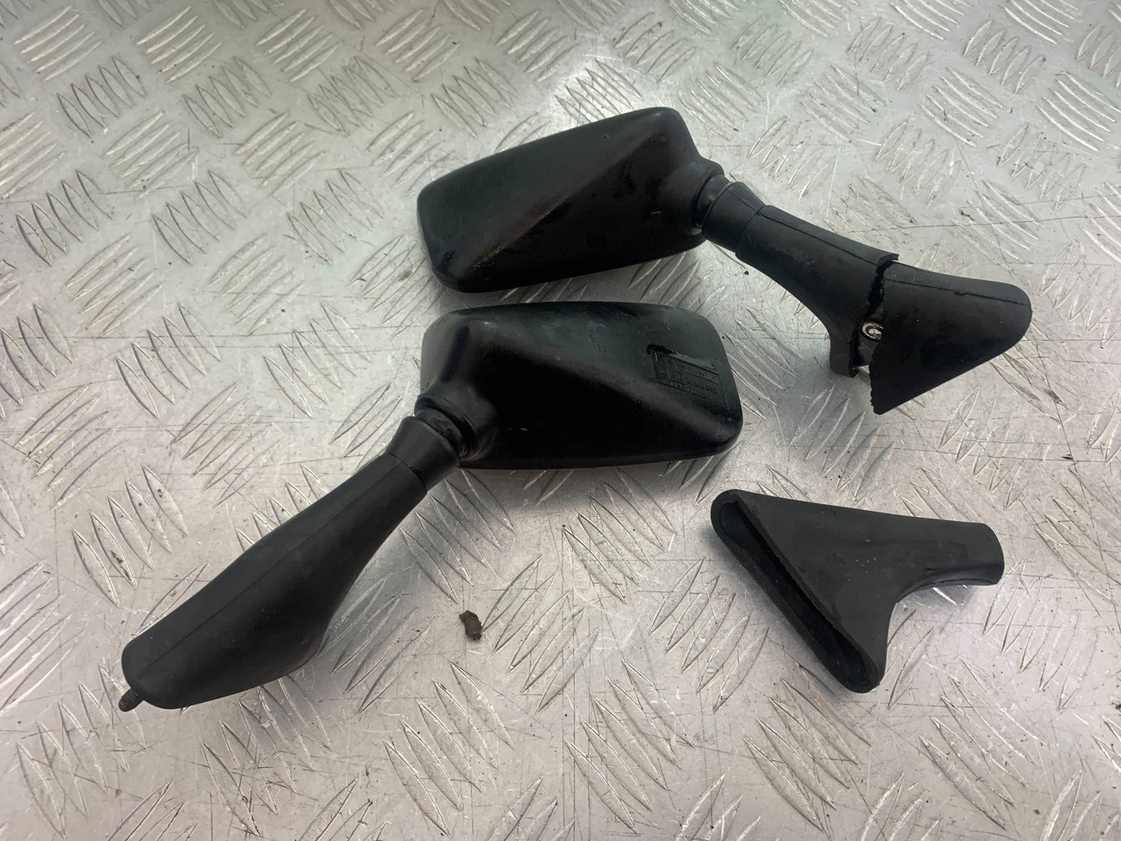 KAWASAKI GPZ600 GPZ 600 LEFT & RIGHT MIRRORS   YEAR 1988-90 (CMB1258)