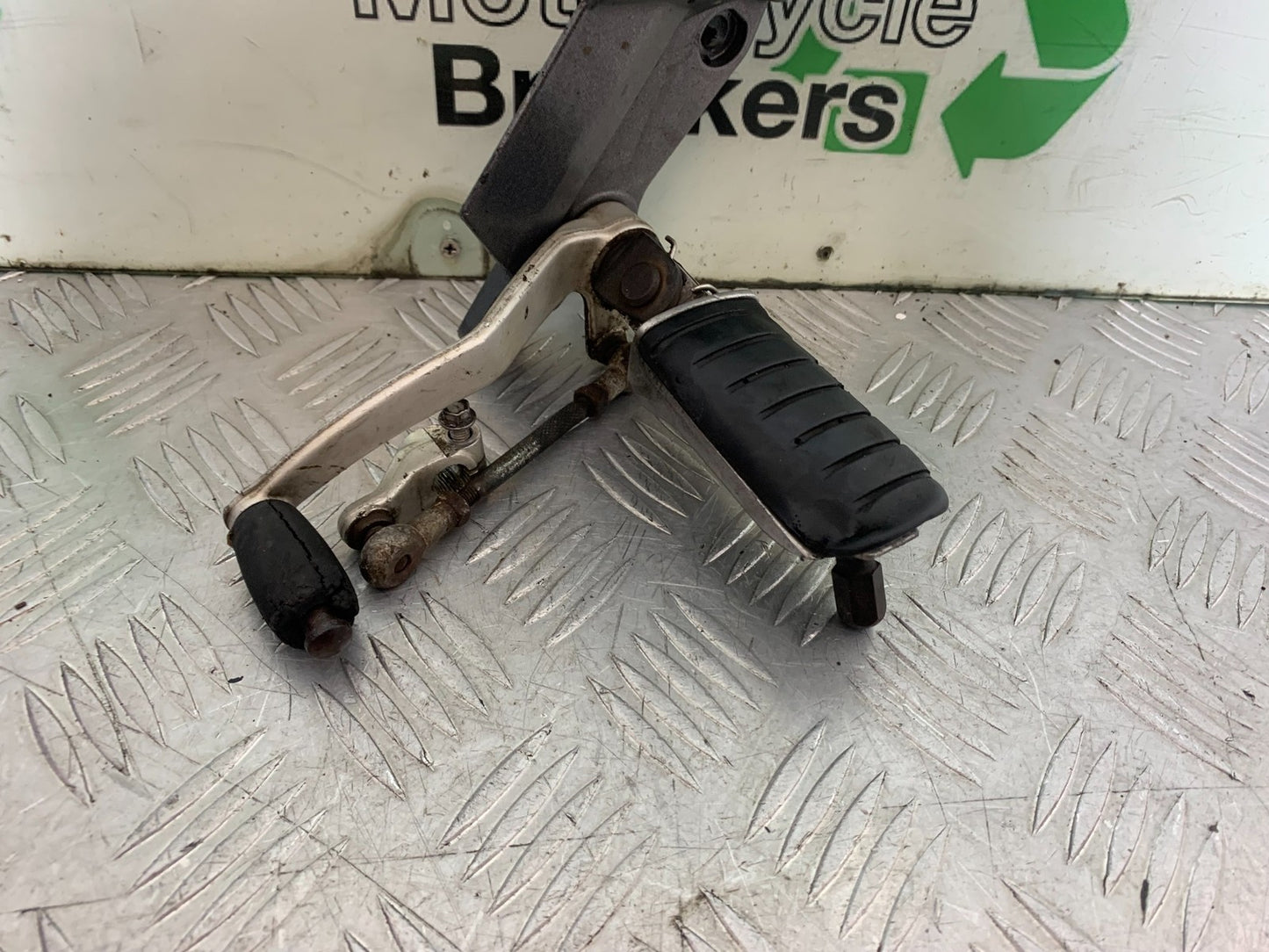 TRIUMPH TROPHY 900 FRONT LEFT HANGER AND PEG & LEVER    YEAR 1991-95 (CMB1251)