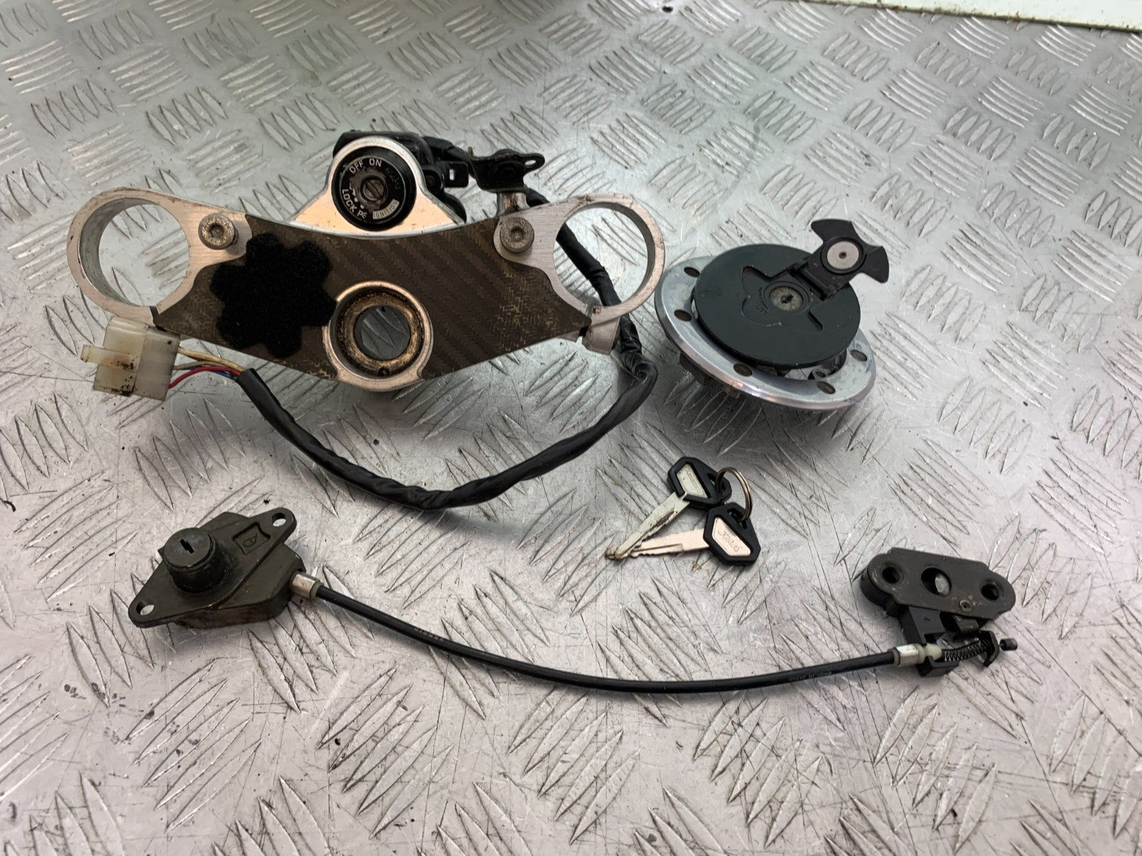 KAWASAKI ZX9R ZX9 R LOCKSET AND KEYS  YEAR 1998-1999 (CMB1329)