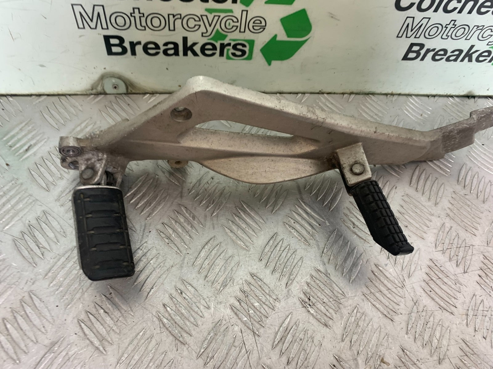 HONDA NT650 V DEAUVILLE LEFT HANGER AND PEGS  YEAR 1998-01(CMB1320)