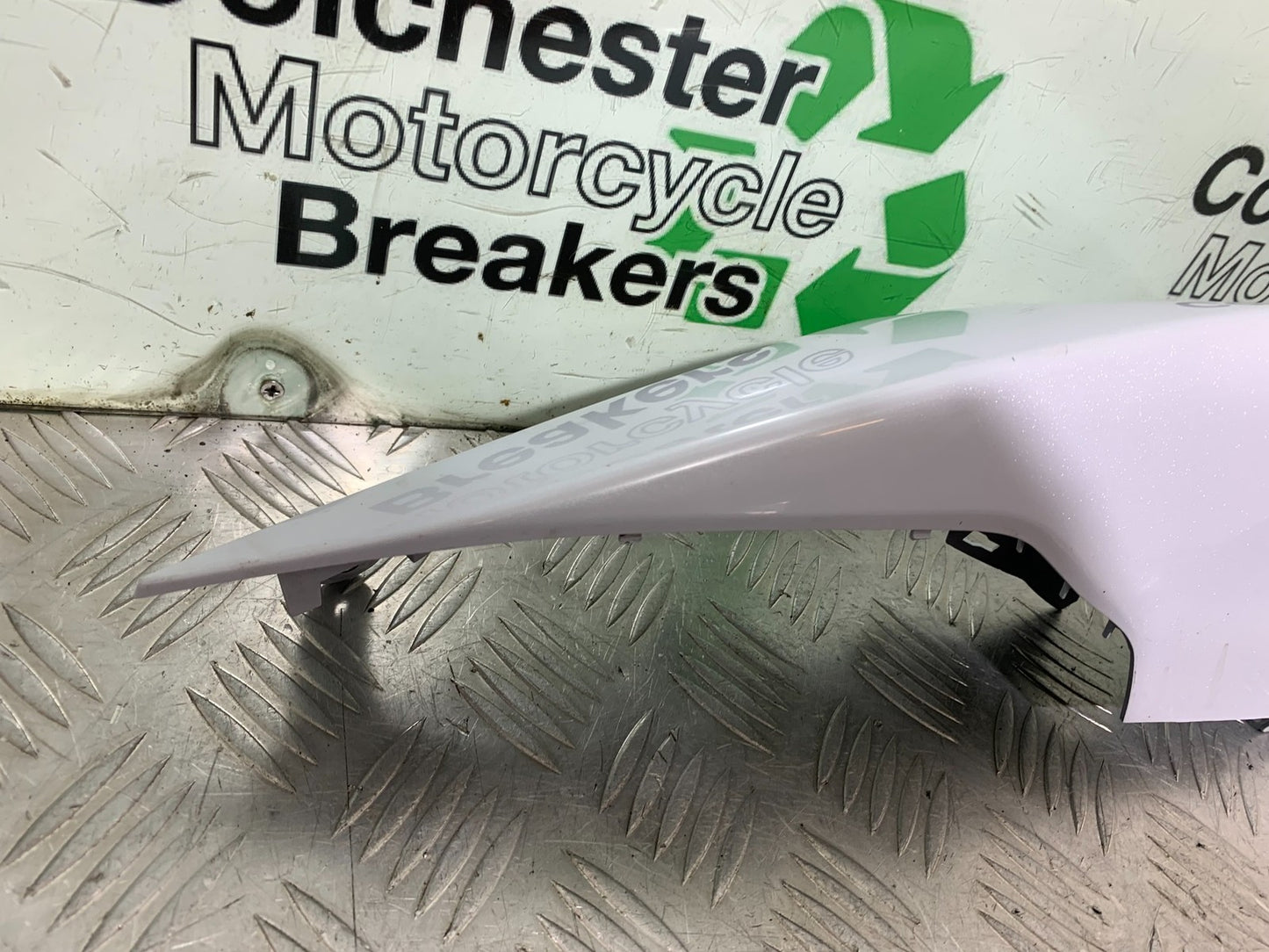 KAWASAKI ZX10R ZX10 R RIGHT SEAT PANEL  2008-2010 (CMB1301)