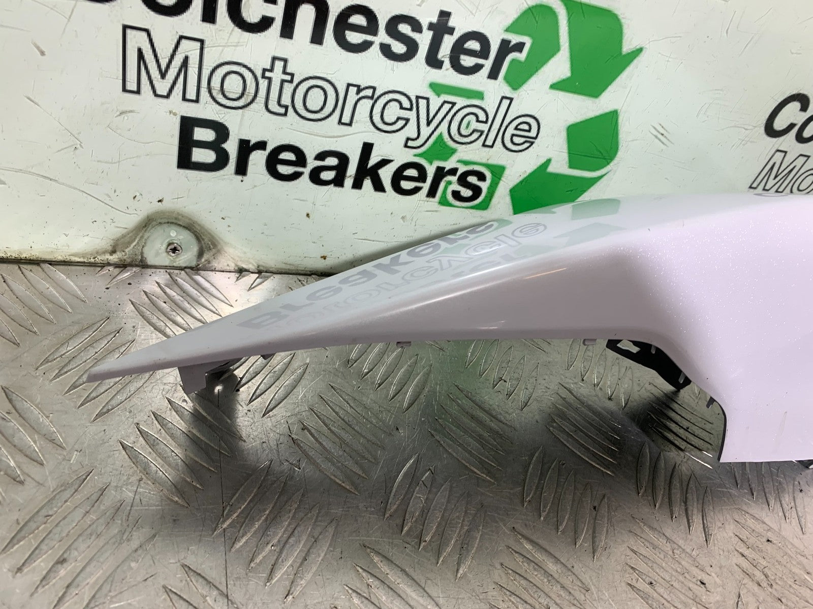 KAWASAKI ZX10R ZX10 R RIGHT SEAT PANEL  2008-2010 (CMB1301)