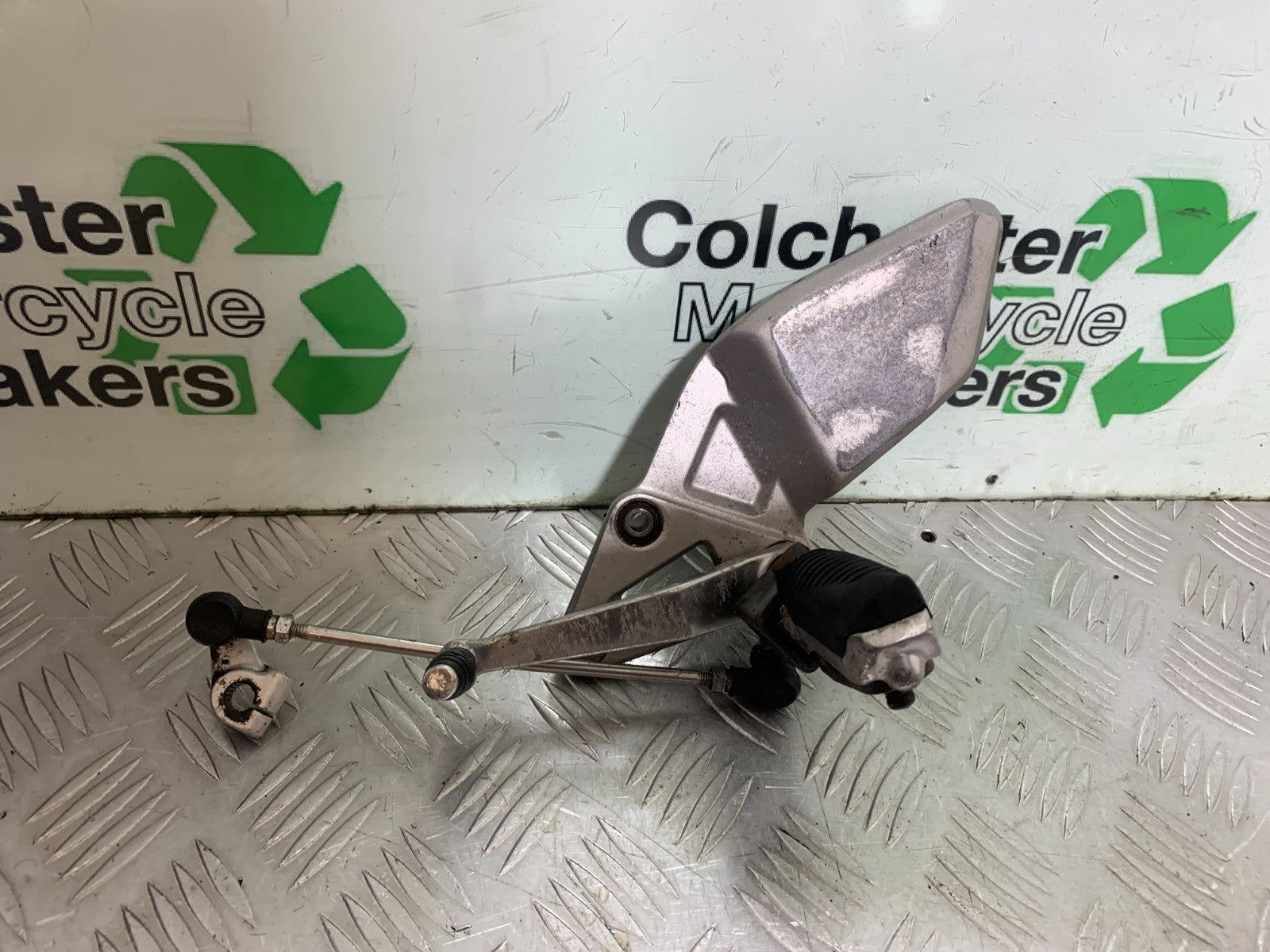 SUZUKI RF900 RF 900 FRONT LEFT HANGER YEAR 1994-1999 CMB1326