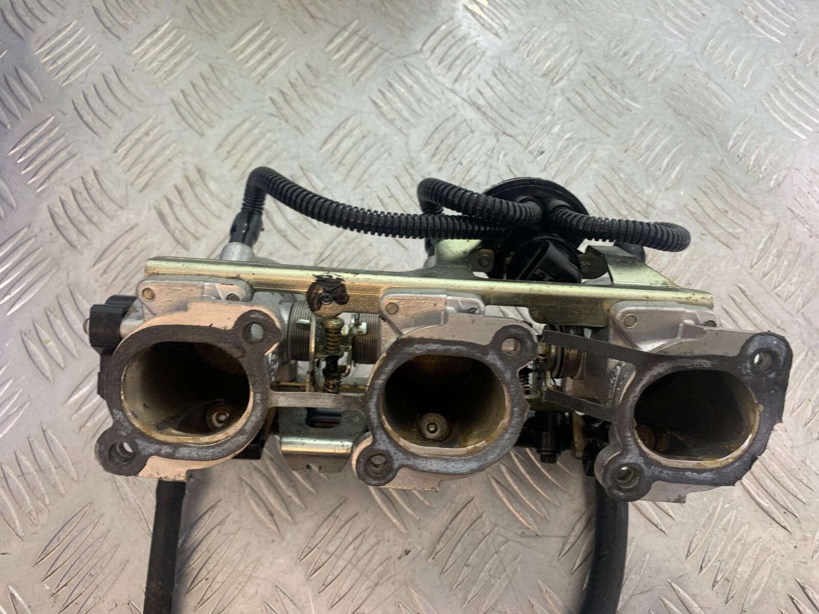 TRIUMPH 955i SPRINT ST THROTTLE BODIES  YEAR 1999-2004 (CMB1124)