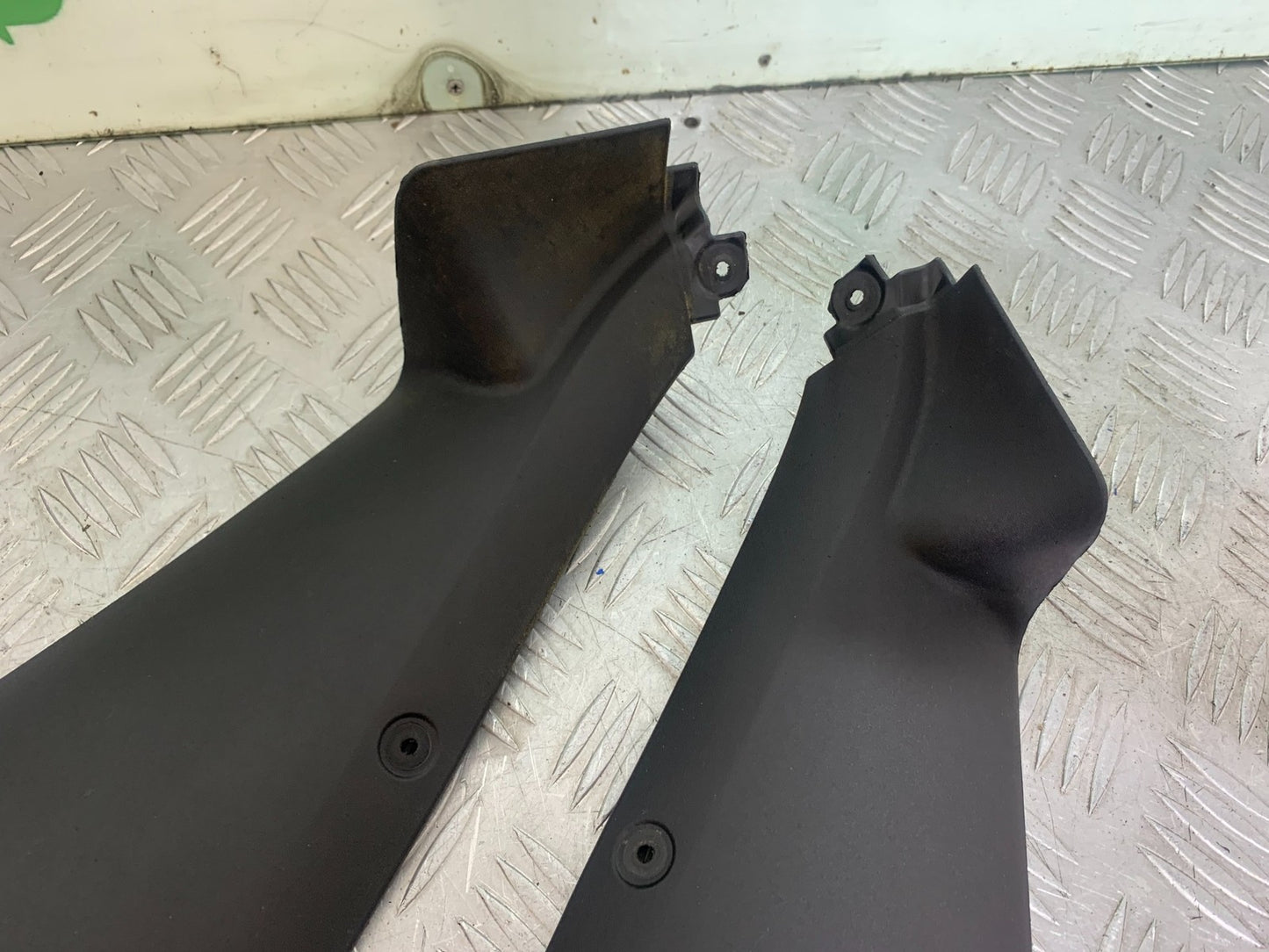 TRIUMPH 1050 SPRINT ST LEFT & RIGHT INNER  INFILLS   YEAR 2004-2007 (CMB1197)
